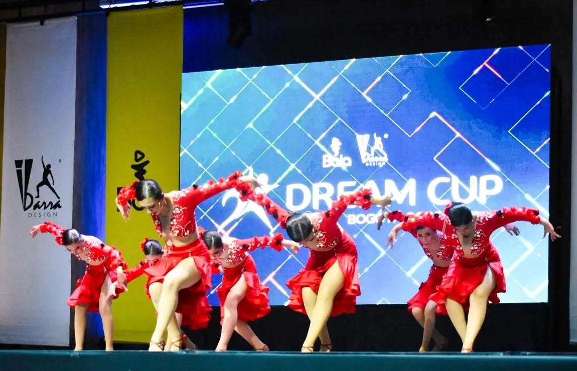 Grupo de competencia de FlashDance en tarima, con vestuario rojo, durante la Dream Cup en Bogotá.