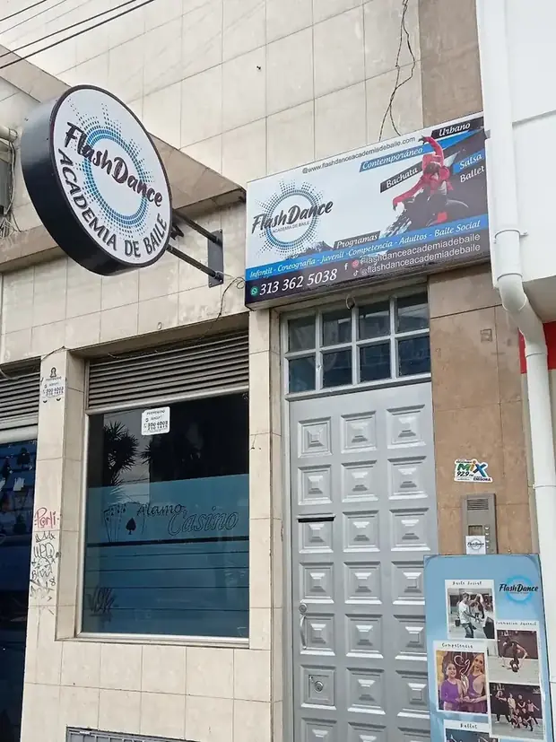Fachada de FlashDance sobre la Avenida Calle 72, con el letrero circular iluminado.