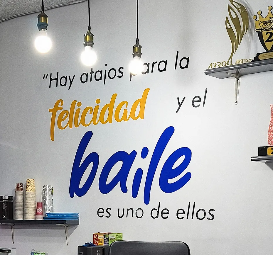 Mural pintado en la recepción de FlashDance: «Hay atajos para la felicidad y el baile es uno de ellos».