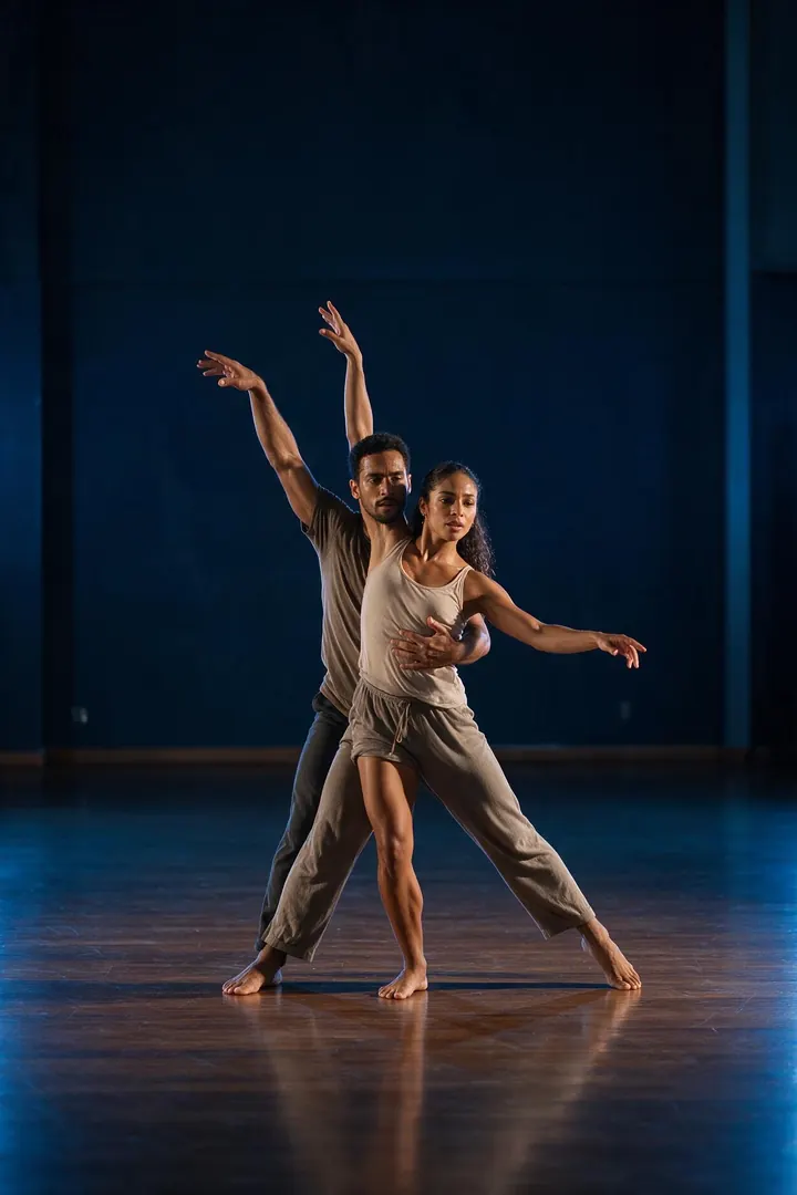 Dúo de danza contemporánea en una pose extendida (imagen de referencia)