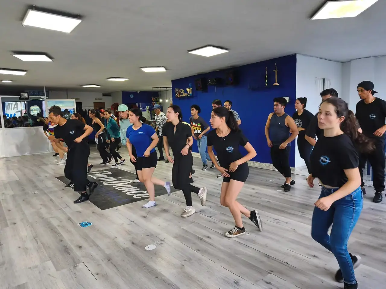Clase de baile social en el salón de FlashDance.