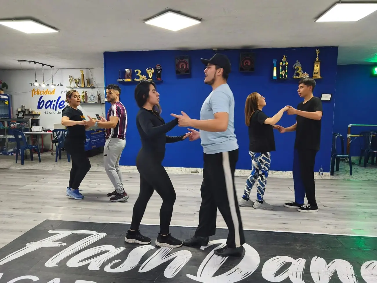 Parejas practicando salsa en FlashDance.